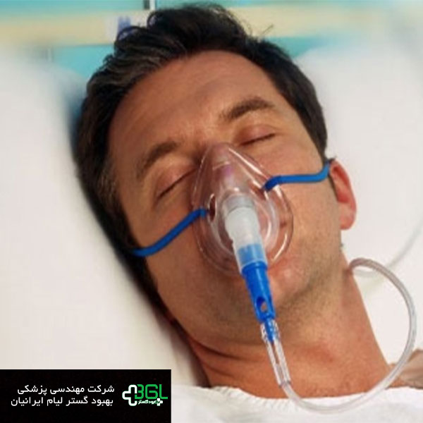 تصویر مردی در حال اکسیژن درمانی